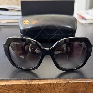 CHANEL Elegant Black Sunglasses